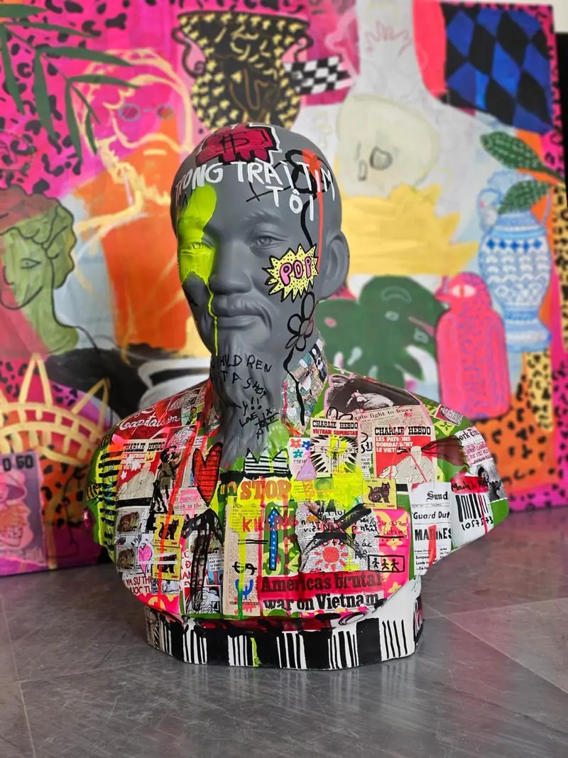 Buste pop art recouvert de collages de journaux, peinture fluo et graffitis