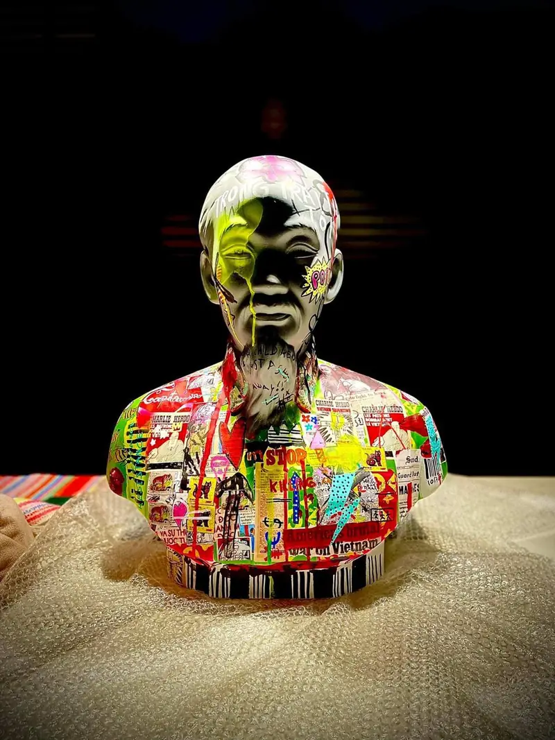 Buste pop art en collage éclairé sur fond sombre