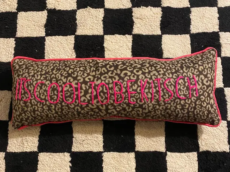 Coussin rectangulaire léopard brodé en rose : It's cool to be kitsch