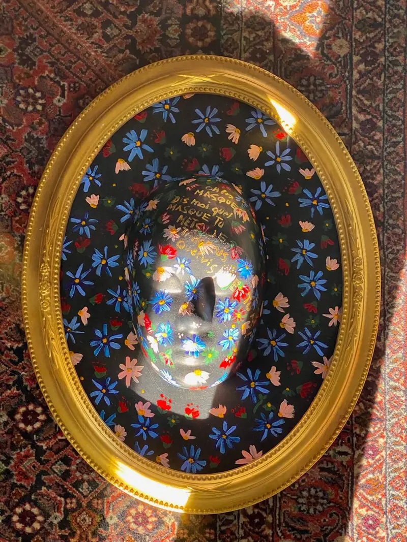 Masque peint à la main de fleurs bleues et roses dans un cadre ovale doré